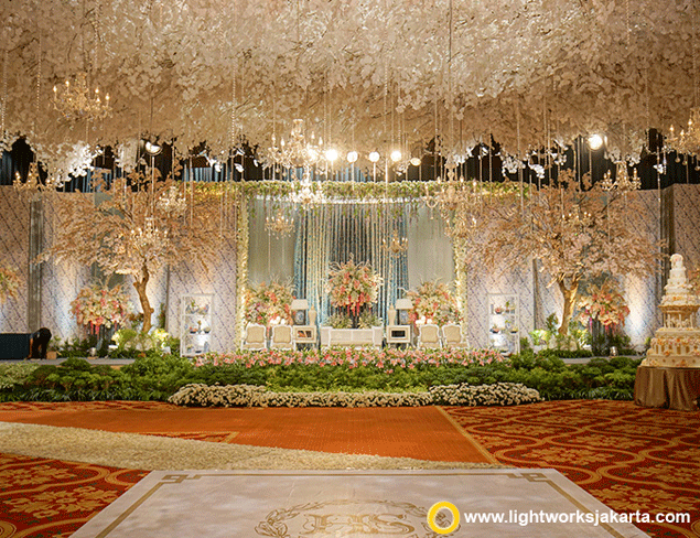 Hendra and Sarah’s Wedding Reception | Venue at The Ritz-Carlton Jakarta, Pacific Place | Organised by Divine WO | Entertainment by Andrew Lee Entertainment | Master of Ceremony by Didi Christophe | Wedding Gown by Imelda Hudiyono | Wedding Cake by Cream and Lace | Decoration by Steve Decor | Lighting by Lightworks