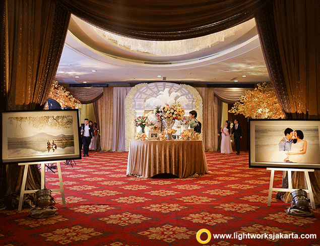 Andree and Juliani’s Wedding Reception | Venue at The Ritz-Carlton Jakarta, Pacific Place | Organised by Lollipop WO | Photo by Venema Pictures | Decoration by White Pearl Decoration | Lighting by Lightworks