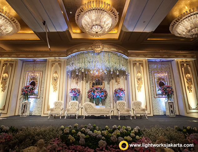 Roland and Rovianty’s Wedding Reception | Venue at Hotel Mulia, Jakarta | Organised by Private WO | Entertainment by Blue Ice Music | Photo by Omoide Portraiture | Wedding Cake by De Cake Boutique | Decoration by Grasida Decoration | Lighting by Lightworks