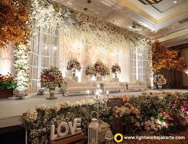 Willy and Iwa’s Wedding Reception | Venue JW Marriott Hotel Jakarta | Photo by JHV Studios | Entertainment by Nico Santoso Entertainment | Master of Ceremony by Erwin Wong | Make Up by Adele Make Up | Gown by Cynthia Tan | Decoration by DeSketsa Decoration | Lighting by Lightworks