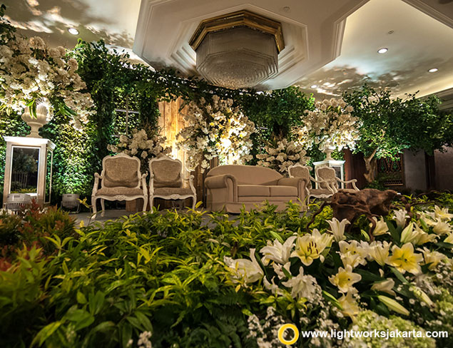 Suharsono and Wanda’s Wedding Reception | Venue at Shangri-La Hotel Jakarta | Decoration by Steve Decor | Lighting by Lightworks