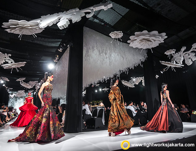 The Rising Sun -  Andreas Odang’s Fashion Show at Grand Hyatt Jakarta Wedding Fair 2016 | Stylist by Thornandes James | Hair Accessories by Rinaldy A. Yunardy | Shoes by Rina Thang Shoes | Make Up and Hair Do by W2 Salon Indonesia | Photo by Moreno Photography | Stage and Decortion by Nefi Decor | Lighting by Lightworks