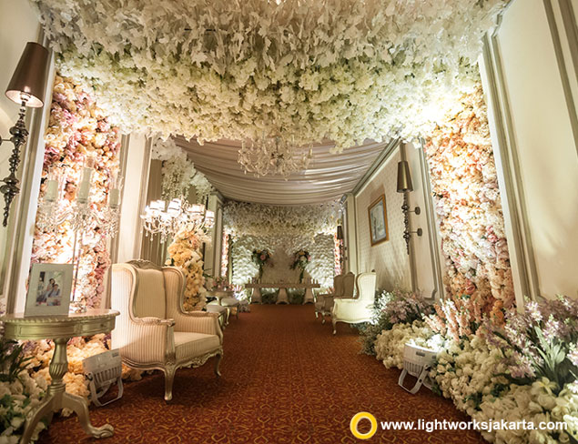 Vincent and Dyner’s Wedding Reception | Venue at The Ritz-Carlton Jakarta, Mega Kuningan | Photo by Creatopics | Video by Chronos Production | Gown by Ritz Taipei | Entertainment by Red Velvet Entertainment | Decoration by Lotus Design | Lighting by Lightworks