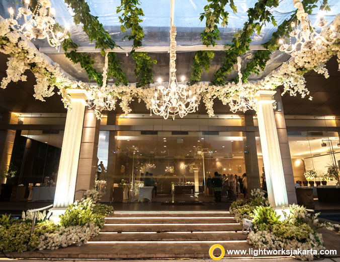Evie and Meiditomo’s wedding reception | Venue at Level 8 The Ritz-Carlton Jakarta, Pacific Place | Decoration by Lotus Design | Organised by Ambar Karistianto | Photo by Cheese N Click Photography | Make up by Marlene Hariman | MC by Imam Wibowo | Lighting by Lightworks Jakarta