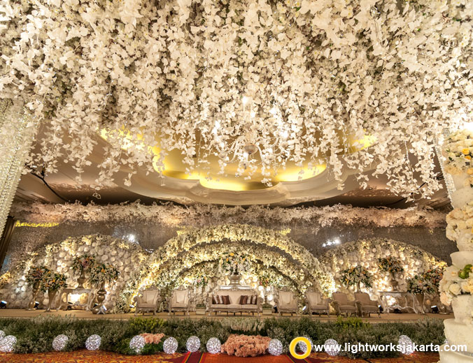 Nabila and Reshwara wedding’s reception | Venue at The Ritz-Carlton Jakarta, Mega Kuningan | Organised by Big Enterprise WO | Decoration by Lotus Design | Dress by Hiantjen | Crown by Rinaldy A. Yunardi | Make up by Anpa Suha | Hair do by Arnold Dominggus | Hand bouquet by Fleuri | Photo by Moreno Photography | Lighting by Lightworks Jakarta