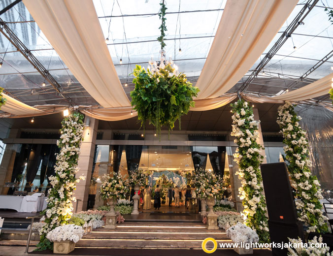 Evan and Jennifer wedding reception | The Ritz-Carlton, Pasific Place | Decoration by Lotus Design | Organised by Eugene and Friends | MC by Allan Stevens | Make up by Randy Tjiang | Gown by Vera Tjan | Suit by Hugo Boss | Entertainment by Terrence and Friends | Photography by August Prawira and Rasde Portrait | Lighting by Lightworks Jakarta