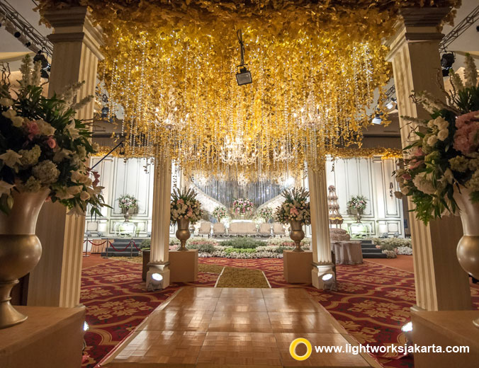 Erick and Cindy wedding reception | Venue at The Ritz-Carlton, Pasific Place | Decoration by Lotus Design | Wedding dress by The Rosemary Gown | Photo by House of Photographers | Lighting by Lightworks Jakarta