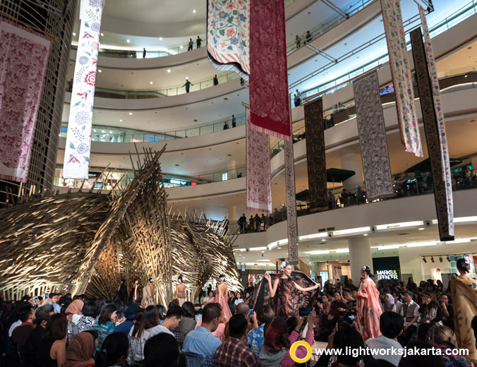 Kenduri Collections in rememberance of Indonesia’s Independence Day by Edward Hutabarat | Venue at Senayan City | Partnered with Badan Ekonomi Kreatif RI | Designer of Kenduri Collections by Edward Hutabarat (Batik Journey 2016) | Jajan Pasar by Serasi | Voice Perfomance by Ubiet Raseuki | Show Director by Ari Tulang | MC by Sari Nila | Organised by ASA | Lighting by Lightworks Jakarta