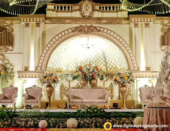 Oger and Intan’s wedding reception | Venue at Double Tree Hilton Jakarta-Diponegoro | Decoration by White Pearl | Lighting by Lightworks Jakarta