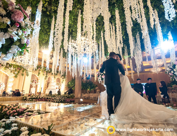 Daniel and Kiandra wedding reception | Venue at Hotel Mulia | Organised by Shelavie | Decoration by Arie Decor | Music by All Star Music Entertainment | Photography by Merwin Photography and Avin Lim | MC by Becky Tumewu | Wedding cake by LeNovelle Cake | Lighting by Lightworks Jakarta