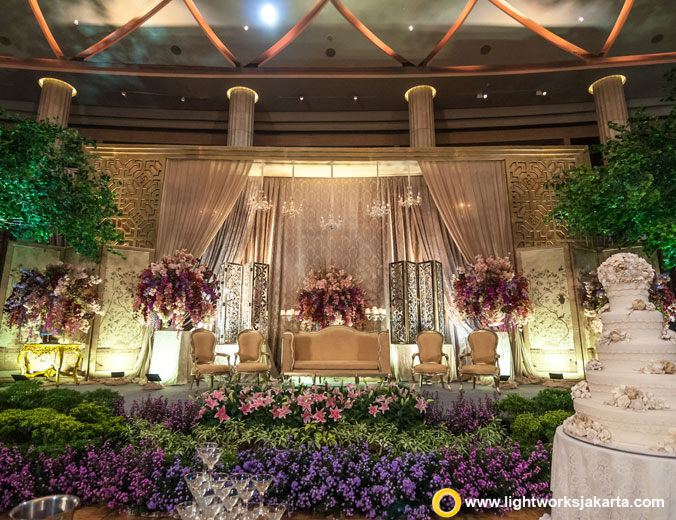 Ari and Priska wedding reception | Venue at Bali Room, Kempinski Jakarta | Decoration by Steve Decor | Lighting by Lightworks
