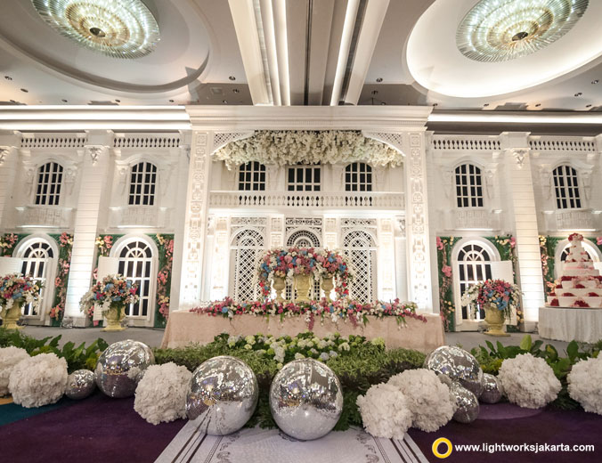Reynold and Diana wedding reception | Venue at Raffles Jakarta | Decoration by Lavender Decoration | Organised by Multi Kreasi Enterprise | Photograph by Josh Hendrie and Cappio Photography | MC are Daddo Parus | Cake by LeNovelle Cake | Lighting by Lightworks