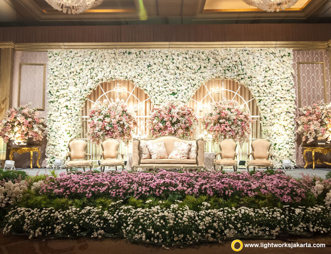 Elvina and Christopher wedding reception | Venue at Hotel Mulia | Decoration by Steve Decor | Lighting by Lightworks