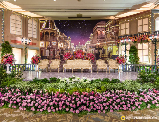 Monthy and Jessica wedding reception | Venue at Shangri-La Hotel, Jakarta | Decoration by De_Sketsa Decoration | Organised by Private Wedding Organizer | Make up artist is Adi Adrian Salon and Bridal | Gown by The Silk Jakarta | Photo and video by Antheia Photography | Lighting by Lightworks