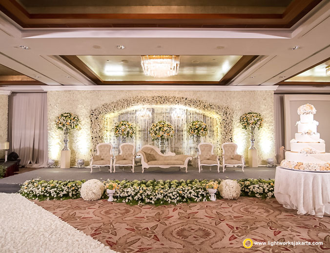 Dave and Ingrid wedding reception | Venue at Mandarin Oriental Jakarta | Decoration by Grasida Decor | Lighting by Lightworks
