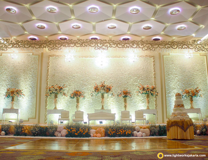 The wedding of Jeffrey and Cing-Cing | Venue at Holiday Inn Kemayoran | Decoration by Evelyn Decor | Lighting by Lightworks