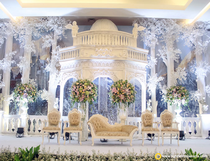 Jon and Melinda’s wedding reception | Venue at Vida Ballroom Jakarta | Decoration by Grasida Decor | Cake by Justin Cake Jakarta | Catering by Adhika Catering Jakarta | Bridal shoes by Rina Thang | Lighting by Lightworks