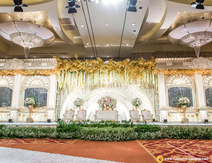 Nadia and Kalvin’s wedding reception | Venue at The Ritz-Carlton Pacific Place | Decoration by White Pearl Decoration | Lighting by Lightworks