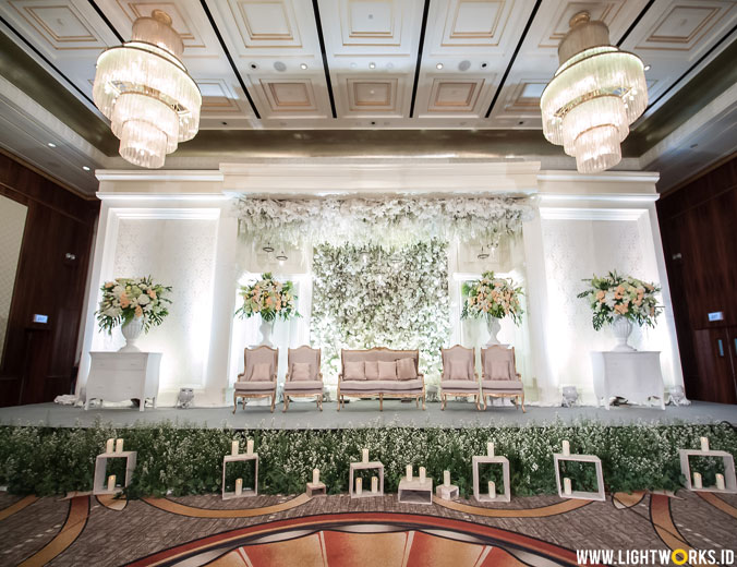 Andra and Farisa’ wedding reception | Venue at Four Seasons Hotel, Jakarta | Decoration by Elssy Design | Organised by Uluwatu Wedding Planner | Photo and video by Polar Photography | Entertainment by The Genuine | Coffee Machine by PT LMK | Traditional ceremony by Sanggar Liza (Sunda) and Sanggar Diana (Java) | Lighting by Lightworks