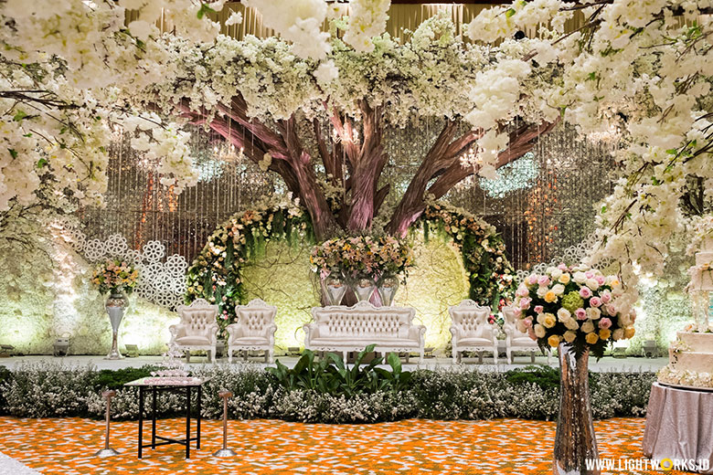 Soelaiman Soenarto and Melie’s wedding reception | Venue at Grand Mercure Jakarta Kemayoran | Decoration by White Pearl Decoration | Organised by The DAyZ Wedding Planner | Florist by il Fiore Flora Studio | MC: Denny Wirawan | Entertainment by Erwin Wong Entertainment | Photo and Video by Aspictura | Souvenir by KaIND | Usher by La’Belle | Photobooth by Moussax | Lighting by Lightworks