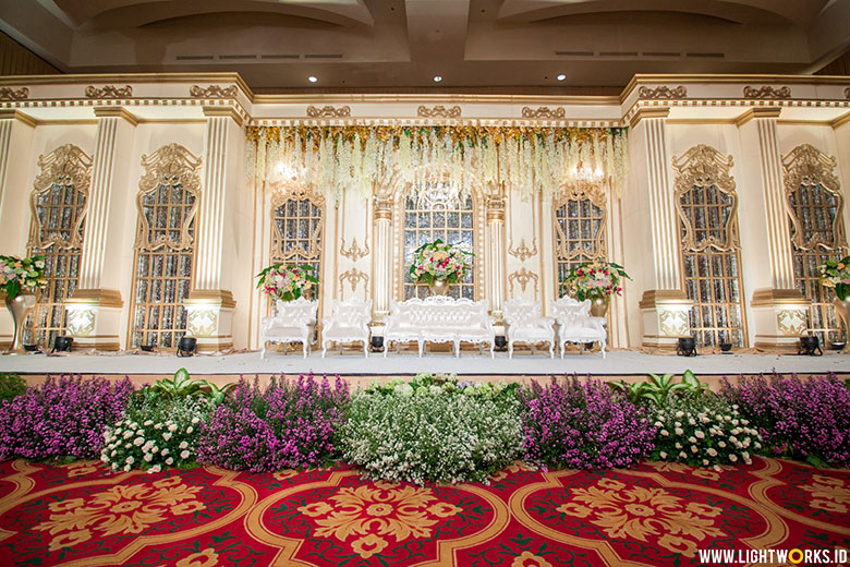 Wirawan and Evania’s wedding reception | Venue at The-Ritz Carlton Pacific Place | Decoration by White Pearl Decoration | Organised by Eugene and Friends | Dress by Pronovias | Handbouquet by il Fiore Flora Studio | Music and MC by Venus Entertainment | Cake by Miyominaki | Documented by Reynard Karman Photo | Photobooth by Moments To Go | Lighting by Lightworks