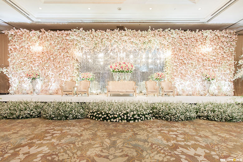 Alex and Vina’s wedding | Venue at Shangri-La Jakarta | Decoration by White Pearl Decoration | Organised by Wedding Concept | MUA: Lili Mailidia | Photo by Kian Photomorphosis | MC: Kado | Gown by The Wedding Boutique | Handbouquet by iL Fiore | Entertainment by Love Box Entertainment | Cake by Ivoire Cake | Projector by Tones Pro | Car by Fendi Wedding Car | Photobooth by Moments To Go | Lighting by Lightworks